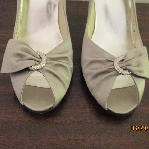 Stuart Weitzman pale silver satin pumps with rhinestone circle Stunning - Picture 2 of 8